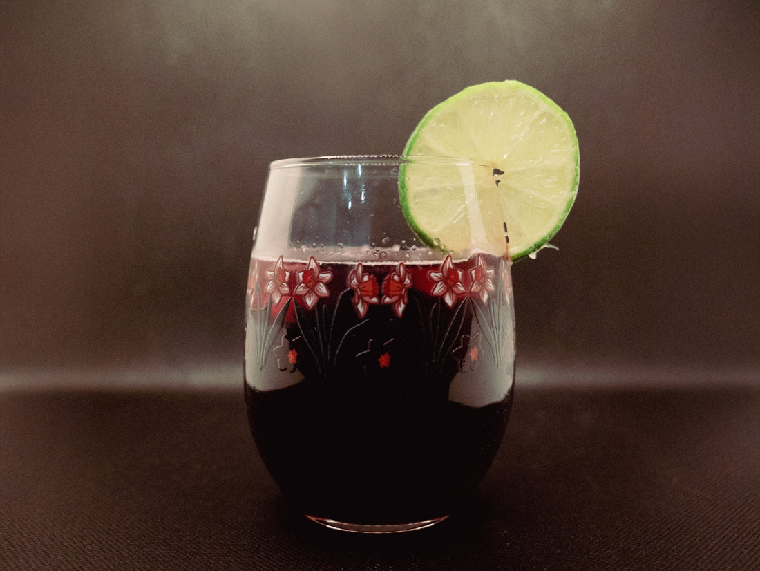 The Tinto de Verano: The Perfect W(h)ine Cocktail for Your Beach Read